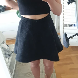 Minikjol i ull från & Other Stories  - Kjol i alinjeform från & Other Stories. Kjolen är gjord av ull och därför lite tjockare i materialet. Sitter perfekt i midjan och slutar vid mitten av låret. Två fickor samt en dragkedja på sidan. 