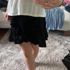 Kjol - As snygg svart kjol som tyvär är lite förstor för mig så skulle säga typ den passa mer en xs/s