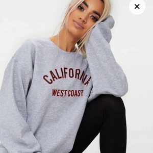 Oversized sweatshirt storlek S - Säljer denna superfina sweatshirten från pretty little things då den ej är min stil längre. Använd sparsamt utan några defekter. Möts upp i Stockholm annars står köparen för frakten :)