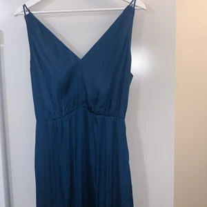 Petrolblå sidenklänning  - Långklänning från H&M. Använd ett fåtal gånger. Storlek 38.