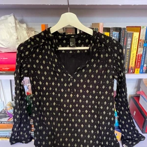 Blus - Söt mönstrad blus. Väl använd 