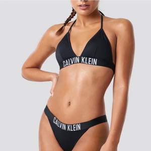 Svart Brazilian bikiniunderdel från Calvin Klein. SÅ SÅ SÅ fina! Endast testade.  Köpta för 449kr, säljer för 250 eller accepterat bud! För fler/egna bilder eller frågor, skriv privat! 💘💘💘