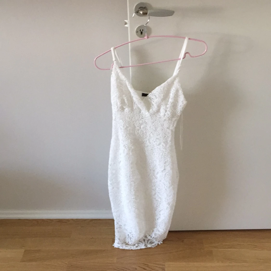 Två klänningar i olika färg  - 90