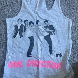 One direction linne - Säljer detta linne. Använd några gånger men typ aldrig. Köpte för 30kr och säljer för 10kr. Köparen står för frakt🤍