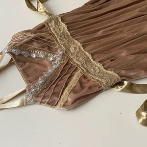 Klänning  - En jätte fin klänning som inte direkt har kommit till användning. Om du har några frågor eller vill ha fler bilder är det bara att kontakta mig 😁