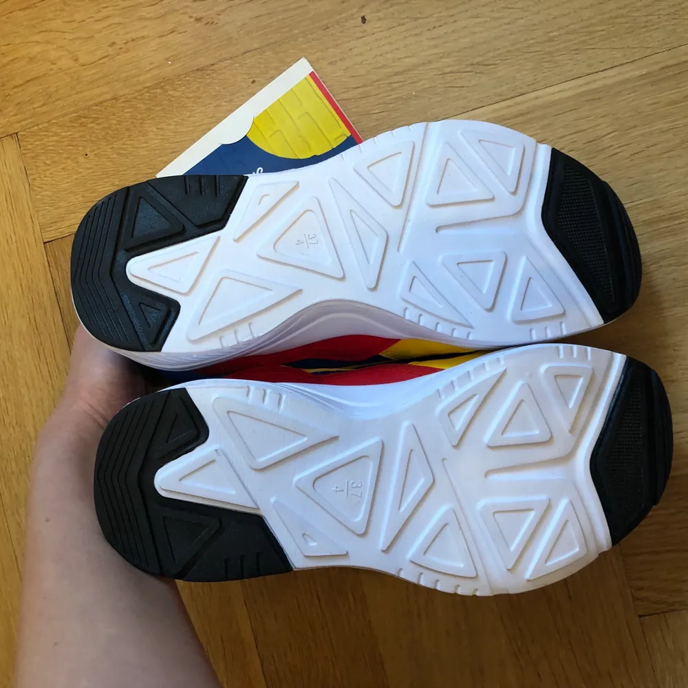 Ett par helt nya, svinballa sneakers från Lidl! 😄 Ser mest ut som balla ”Sverige skor”. . Skor.