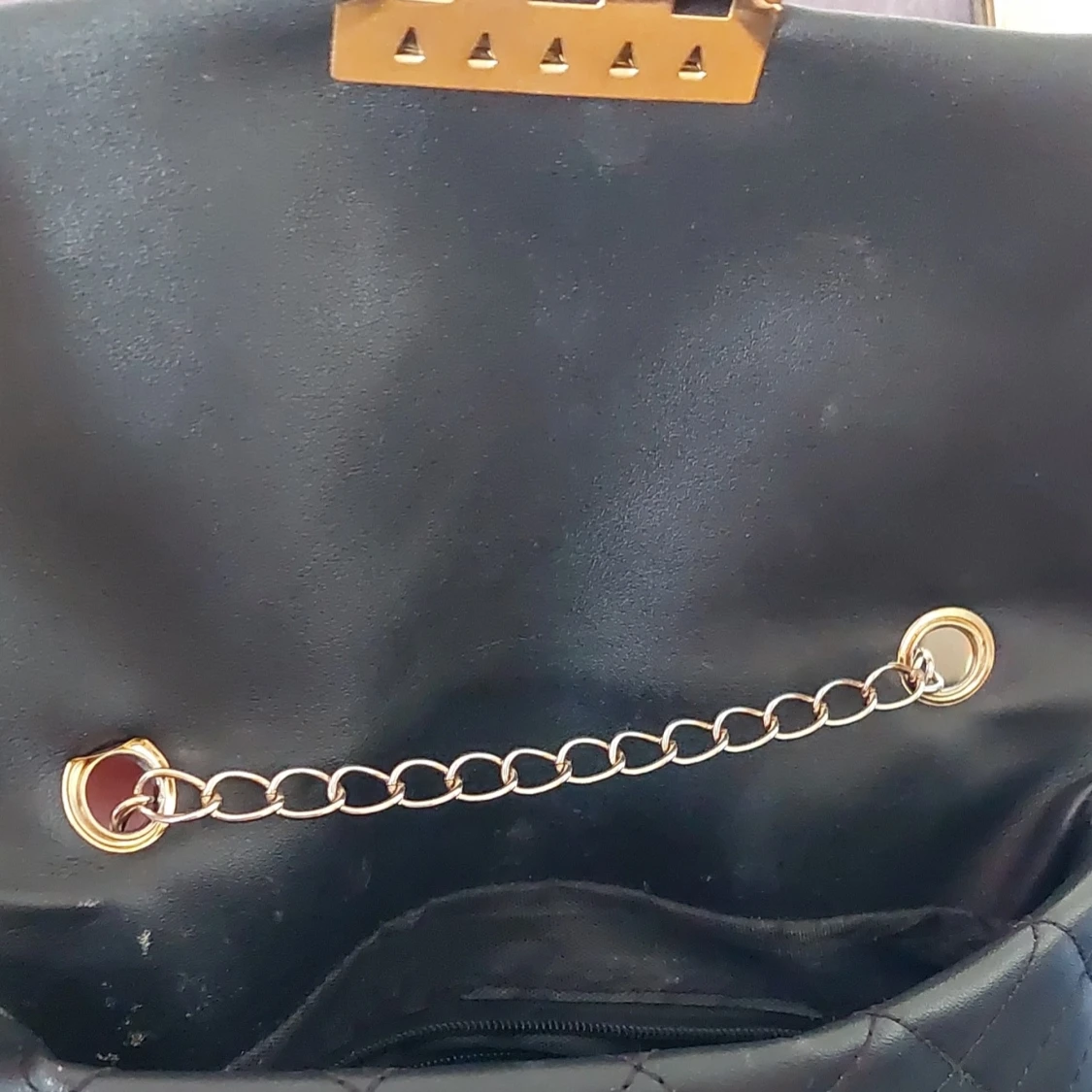 Svart axelväska med kedja - 91