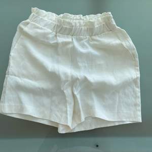 Vita mjuka shorts med material som påminner om linne (27% lin). Jätte fint skick men en liten prick/fläck (se andra bilden). Köparen står för frakt!