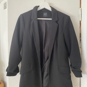 Kavaj ONLY  - Hejsan! Kavaj från ONLY. Använd en gång. Nypris: 599kr. Storlek 38. Passar mer 36.