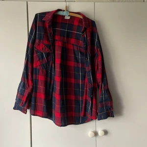 Flanellskjorta stl 34 - En lite tunnare flanellskjorta från GinaTricot. Har inte används på länge och är i bra skick!