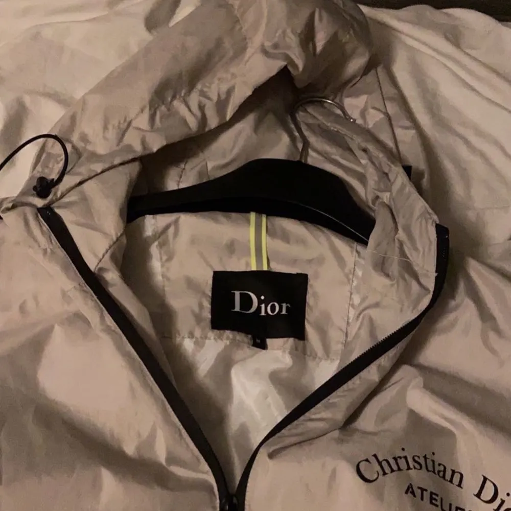 Säljer en Dior Tunn Jacka för 700 kr storlek M! världsklass kopia är det, och behöver den inte längre då jag köpt en ny jacka . Jackor.