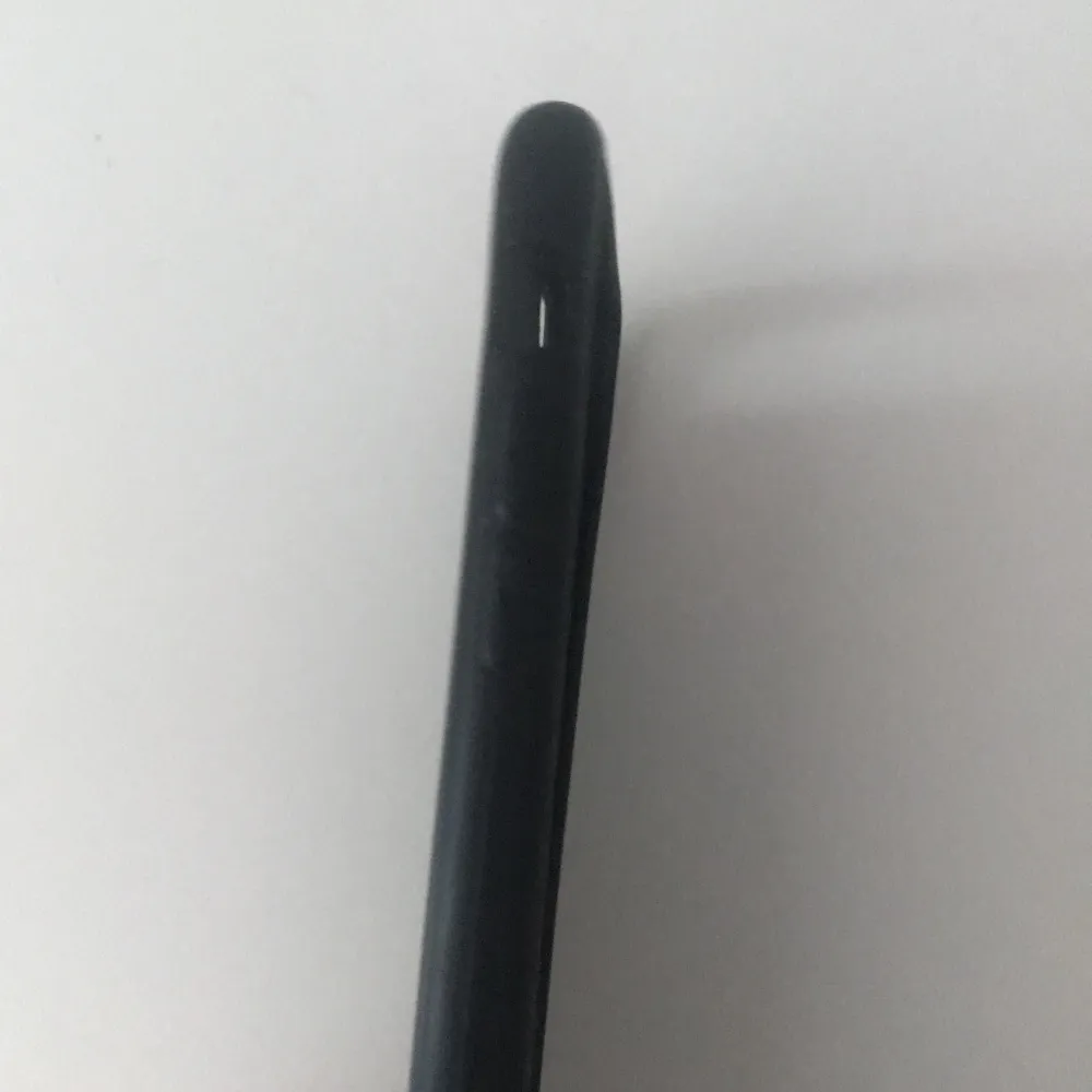 Ett skal till en iPhone 7. Skalet är svart och är i gummi. . Övrigt.