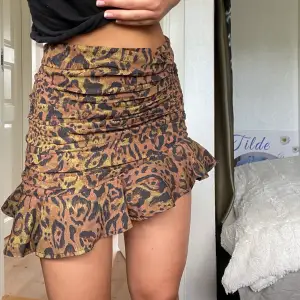 En mönstrad mini kjol med volang och fina ruschade detaljer. Från H&M förra året. Jättefin men aldrig kommit till användning. Stl 36. Passar Xs/S