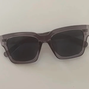 Solglasögon - Jätte fina solglasögon och perkekta nu till sommaren!❤️ mörk gråa