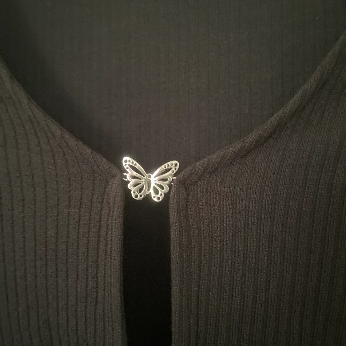 Topp med knapp av silver fjäril - 90