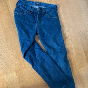 Lågmidjade lee jeans - Mörkblåa lågmidjade jeans i bra skick, storleken är W27 och de passar mig precis i längden som är 161 cm. säljer för att jag tröttnat på de. Kontakta mig för fler bilder och frågor :D