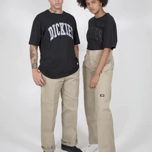 dickies - Säljer dessa dickies byxor då dom inte kommer till användning! är i modellen doubleknee och ”loose” så dom sitter lite baggy! dom är knappt använda och har inte skador eller hål mm. Skicka vid frågor eller föer bilder privat! ✨ SÄLJER ÄVEN SAMMA I SVART!