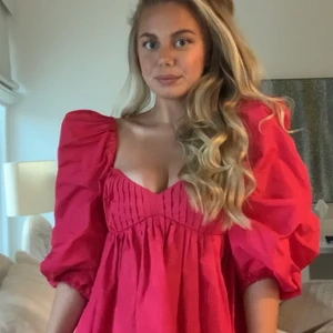 Pink dream dress  - Klänning från zara. Aldrig använd. SÅ fin i sommar på bröllop, fest, bal. Knälång. 