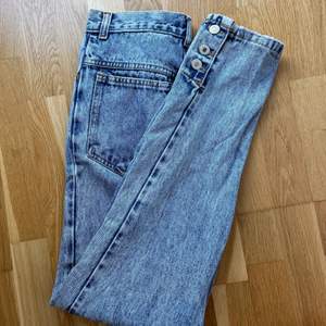 Vintage jeans, 80/90tal. Unika detaljer med knappar nere vid ankeln. Står ”size 5” på lappen men passar någon med XS, smal midja och runt 160 lång. Dma för mer info 💕