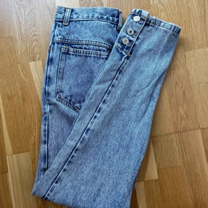 Vintage jeans  - Vintage jeans, 80/90tal. Unika detaljer med knappar nere vid ankeln. Står ”size 5” på lappen men passar någon med XS, smal midja och runt 160 lång. Dma för mer info 💕