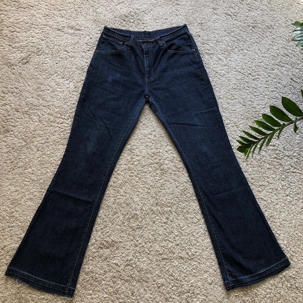 Ett par mörkblå (färgen syns bäst bild 1) bootcut jeans. Innerbenet är ca 80cm och nedtill ca 26cm vida. Gott skick! Skriv för fler bilder eller via frågor!. Jeans & Byxor.