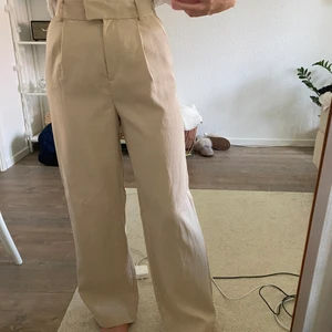 Hm byxor - Säljer dessa beiga kostymbyxor. De är knappt använd och är i storlek 40. Går ner till fötterna på mig som är 178cm💖