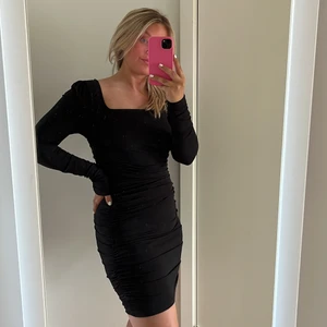 Svart klänning  - Snygg svart festklänning från Nakd i storlek M 🖤  Endast använd en gång. I priset ingår frakten! 