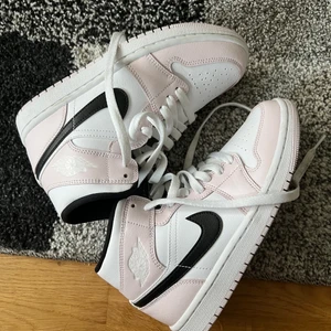 Air jorden 1 mid barely rose - Ett par jätte fina skor som jag bara har användt en gång pga att den är för liten för mig:( Färgen är super fin och skorna är i ny skick. Dock är inte skor boxen kvar så säljer för lägre pris💕  DE ÄR ÄKTA!!!