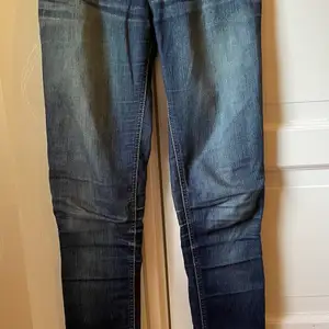 Blå jeans från Hollister i strl W24 L33, passar XS