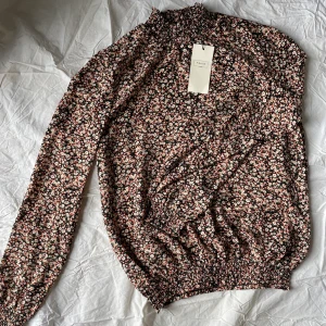 Blus - Oanvänd blus med prislapp kvar. Storlek 38.