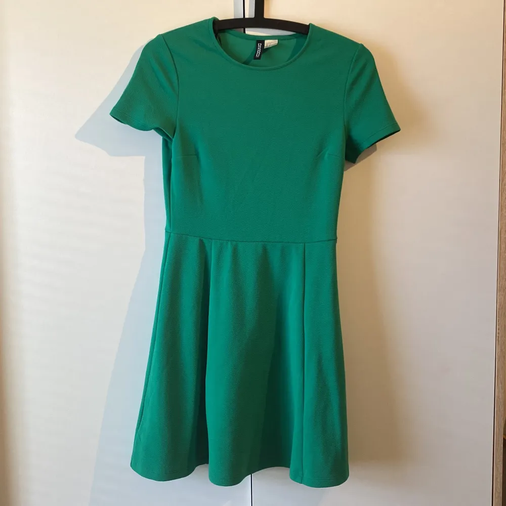 Fin grön klänning från HM. Använd någon enstaka gång så i jättefint skick! 💚. Klänningar.