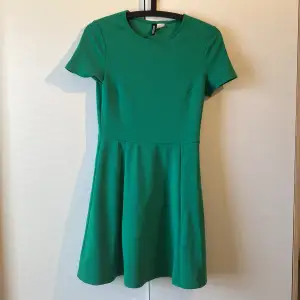Fin grön klänning från HM. Använd någon enstaka gång så i jättefint skick! 💚