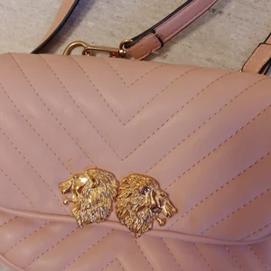 Rosa äkta märkes väska Italien  - Rosa mjuk fin sammets lent skinn dyr i nypris guld lejon som knäpper långt axelband justerbart 