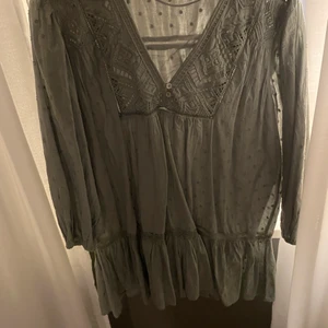 Zara känning  - Klänning från zara str L men väääldigt kort, jag är 166 har vanligtvis s/m