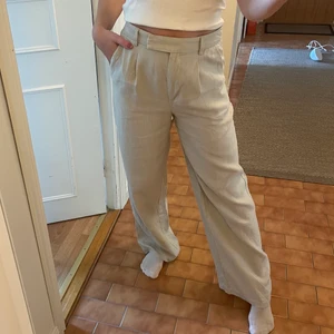 Linnebyxor - Ett par linnebyxor från nakd i stl 38, i färgen beige🤎jag är 172 cm. 