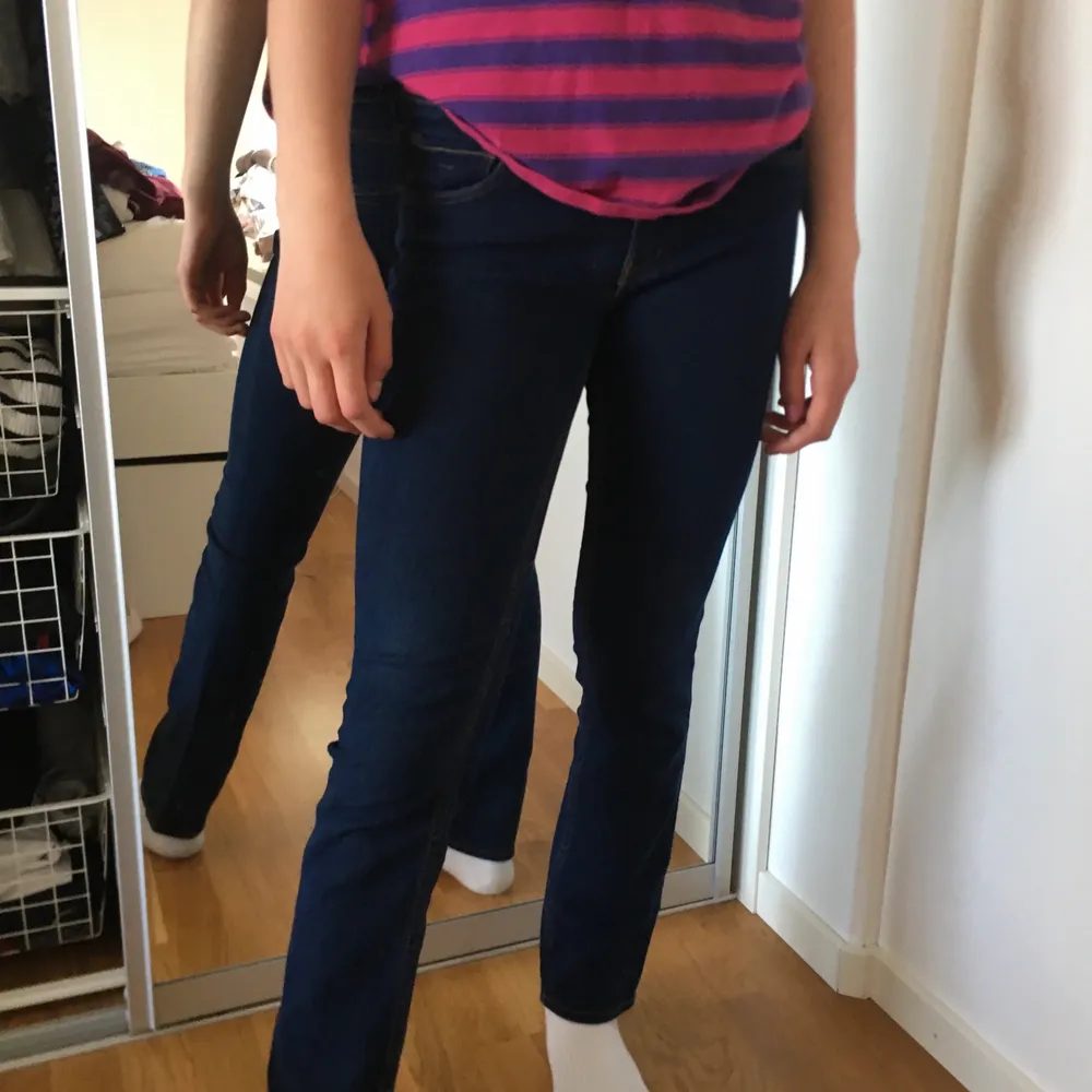 Mörkblåa skinny jeans storlek 158. Använda ett par gånger. Säljer för att dom är små för mig. Väldigt bekväma jeans som passar till mycket.. Jeans & Byxor.
