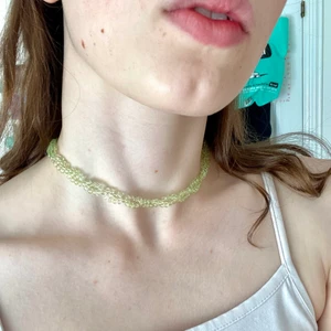 Grön pärl choker halsband  - Ett grönt choker halsband i gröna skimrande pärlor. Hemmagjord🧚🏻