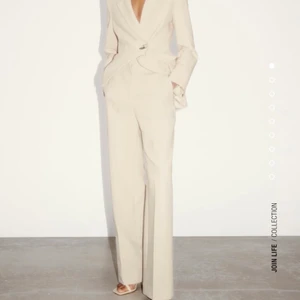 Zara - Beige kostymbyxa, XS - Säljer helt oanvända beiga kostymbyxor från Zara med referensnumret 2390/542/710 i storlek XS. Byxorna är aldrig använda och har prislapp kvar. Nypris 399 kr. Köparen står för frakten och inga returer mottas.