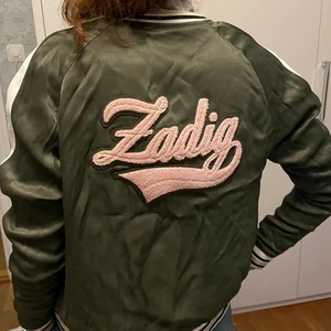 Zadig jacka - Så fin bomberjacka från zadig. Snyggt broderi bak och sidenliknande material. Perfket nu till sommaren!