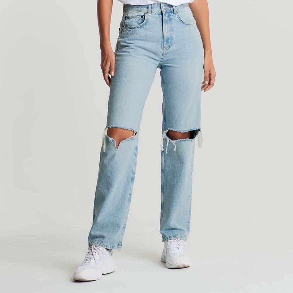 Säljer mina 90s baggy jeans ifrån Gina! Dessa är fortfarande i sjukt bra skick, använt de ett par gånger men de har dock blivit lite tajtare. 🤷‍♀️ Inköpspriset: 600 kr. Jeans & Byxor.