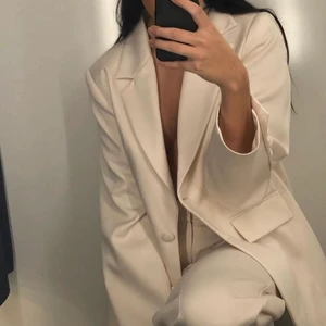 Vit kavaj - Vit kavaj från gina tricot. Lite oversized.