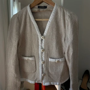 Kofta från Morris - En virkad/stickad kofta från Morris Lady som inte finns längre. Beige vit i färgen, kortare modell som slutar precis över höften. Använd några gånger för jobb. Kan även användas som jacka.