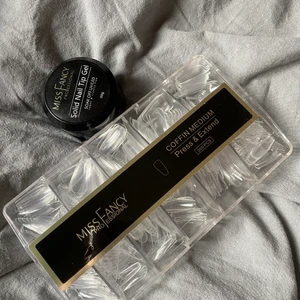 Press on tipps - 10 tippar är använda, jätte lätta att sätta på, härdas i uv/ledlampa med gelen som tillkommer (NYPRIS 600kr) 