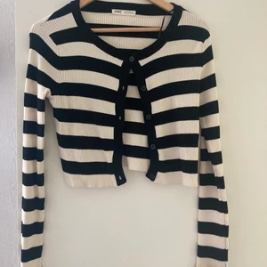 Stickad kofta - Superfin randig stickad kofta från pull&bear!💕 Knappt använd så jättefint skick! Köparen står för frakten!