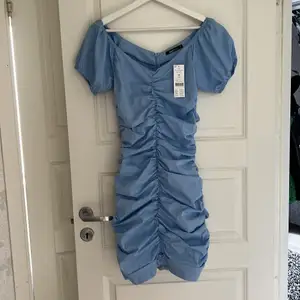 Säljer denna drömlika blå klänningen från ginatricot💙, perfekt till midsommar. aldrig använd (prislapp kvar).                                                       köpt för 279kr,                                                    säljer för 230kr (Jag står för frakt) 📦                                                             Storlek 34