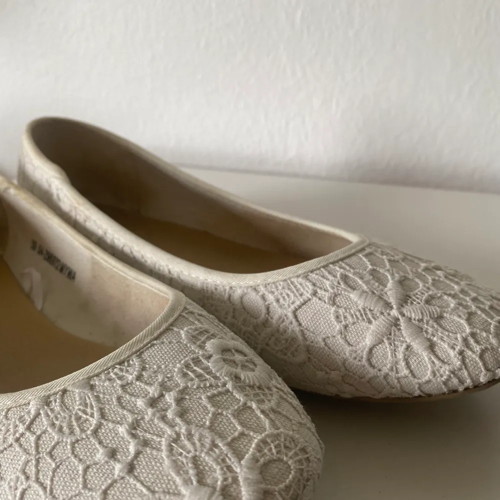 Jättegulliga ballerina skor, perfekt för skolavslutningen!🤍 knappast använda, säljer då dom blivit för små🤍. Skor.