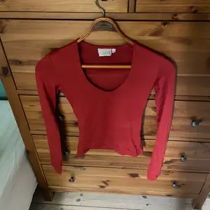Röd retro tröja, köpt secondhand!