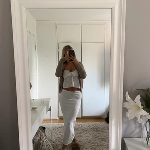 Kofta  - En beige fin stickad kofta som jag även säljer i grå från hm!🥰