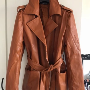Brun skinnjacka  - Jättefin vår/sommar jacka. Fejkskinn jacka i brun färg. Storlek S/M. Finns i skutskär kan även fraktas för 85kr.. 