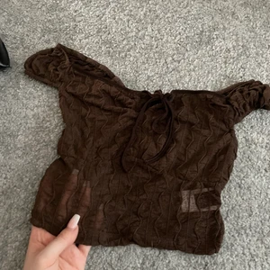 Brun topp från Shein stolek xs - Super söt topp från Shein, stolek xs motsvarar stolek 34. 